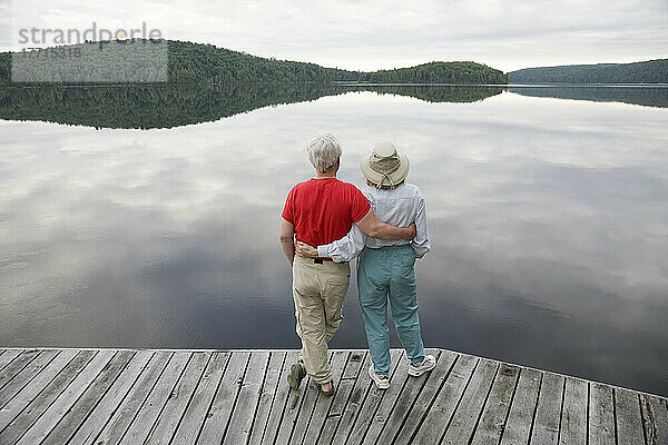 Paar mit Blick über den See  Algonquin Park  Ontario