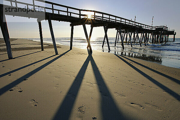 Pier und Strand bei Sonnenaufgang  Cape May County  Avalon  New Jersey