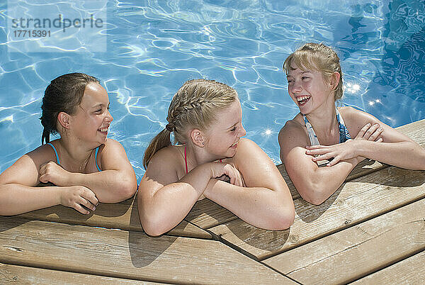 Mädchen in einem Schwimmbad. Victoria  British Columbia
