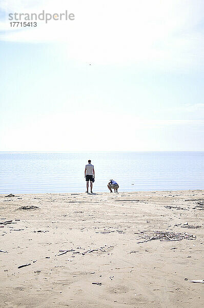 Testen des Wassers von Sauble Beach am Ufer des Huron-Sees; Sauble Beach  Ontario  Kanada