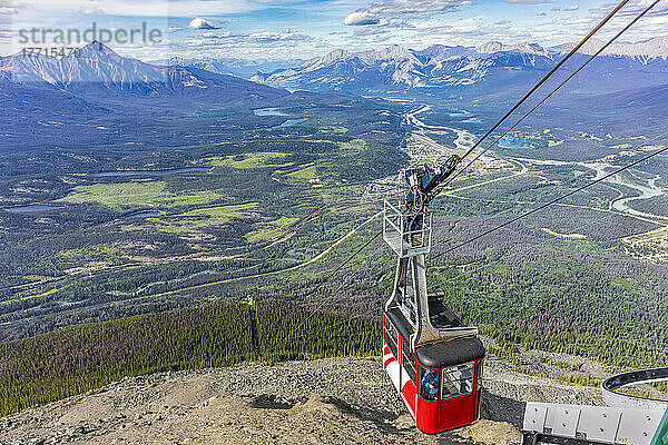 Jasper Skytram-Kabine beim Aufstieg zur Bergstation auf dem Whistlers Peak im Jasper National Park  mit der Stadt Jasper und dem Athabasca River Valley im Hintergrund; Alberta  Kanada