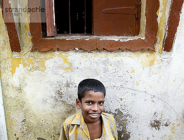 Junge vor seinem Haus  Chennai  Indien