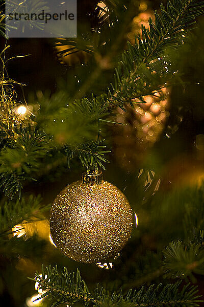 Weihnachtsdekoration am Baum.