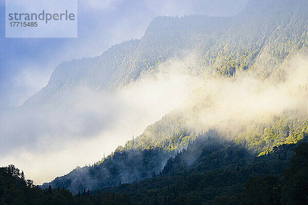 Nebel auf dem Jacques-Cartier-Fluss in der Morgendämmerung im Jacques-Cartier-Nationalpark; Quebec Kanada