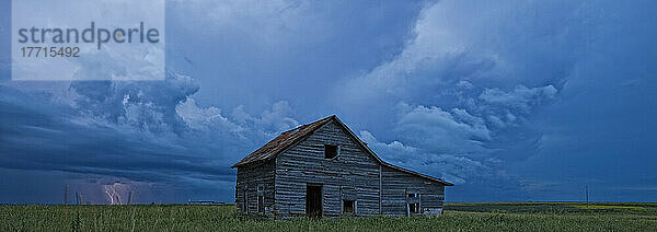 Blitzschlag über der Prärie bei der Annäherung an ein altes  verlassenes Farmhaus; Val Marie  Saskatchewan  Kanada