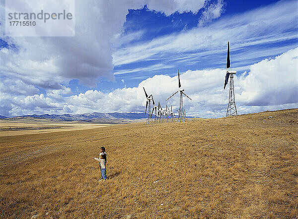 Fv4274  Juan Houston; Zwei kleine Kinder auf einem Feld mit Windmühlen