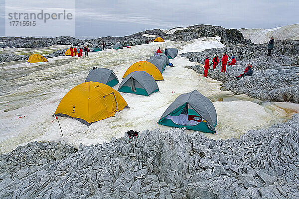 Reisende campen auf den argentinischen Inseln in der Antarktis