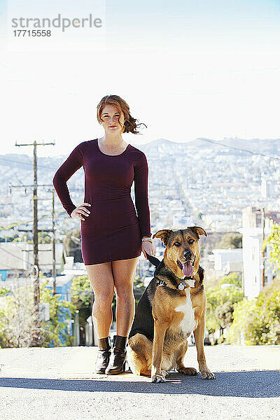 Ein rothaariges Mädchen geht mit ihrem Hund spazieren; San Francisco  Kalifornien  USA