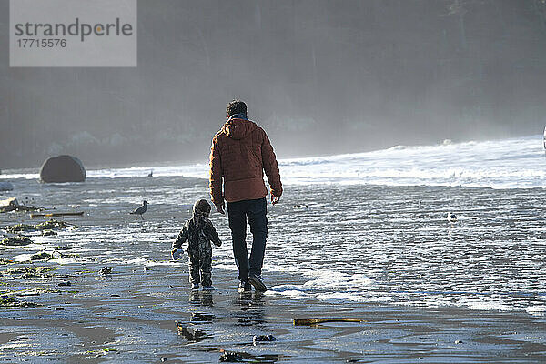 Vater und kleines Kind verbringen Zeit mit der Familie am Strand von Cox Bay  Vancouver Island  British Columbia  Kanada