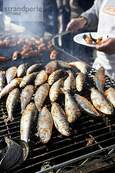 Grillen von Sardinen im Freien  Kensington Market  Toronto