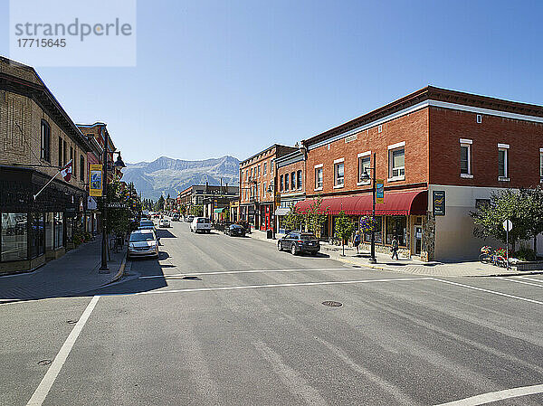 Hauptstraße im Stadtzentrum von Fernie in den Rocky Mountains; Fernie  British Columbia  Kanada