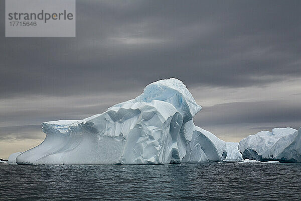 Gigantische Eisberge treiben in der Waddington-Bucht vor einem bewölkten Himmel  Antarktis