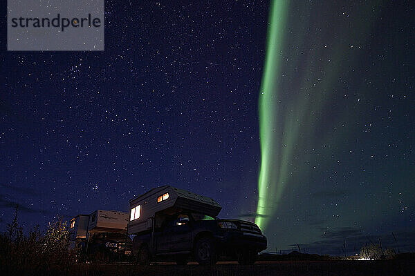 Aurora Borealis über einem Camper am Two Moose Lake am Dempster Highway; Yukon Kanada