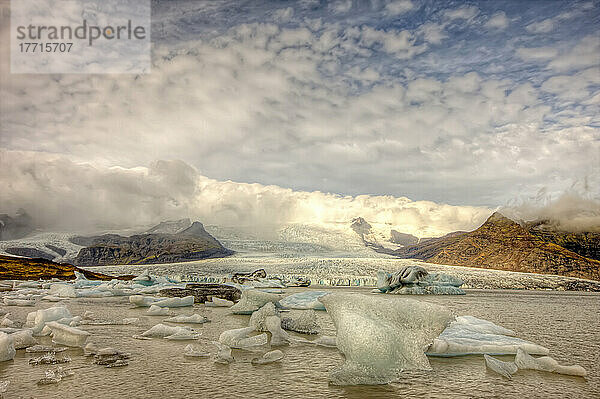 Schmelzende Eisberge in der Gletscherlagune  Jokulsarlon  Island