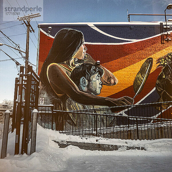 Wandmalerei auf einer Backsteinmauer mit dem Thema der kanadischen Ureinwohner und kräftigen Farben; Winnipeg  Manitoba  Kanada