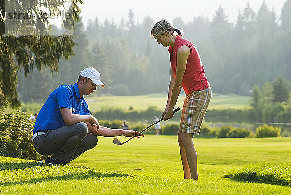 Duncan Savage  Golfprofi  unterrichtet eine Lektion auf dem Whistler Golfplatz; Whistler  British Columbia  Kanada