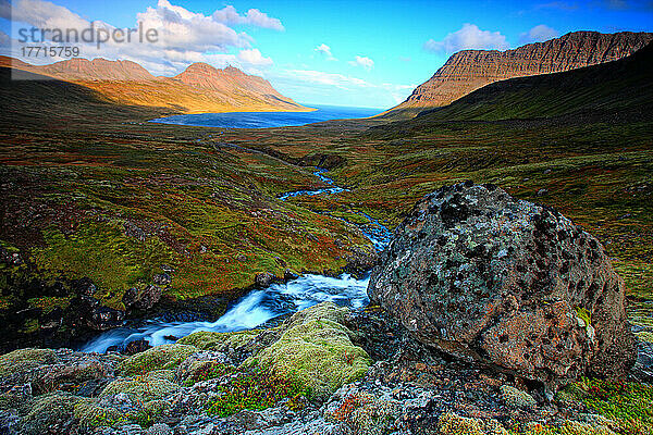 Wasserfall und Felsen  die ins Meer führen  in den zentralen Westfjorden Islands
