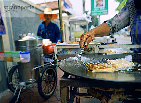 Muslimische Frau bereitet Roti an einem Straßenstand zu  Banglampu  Bangkok  Thailand