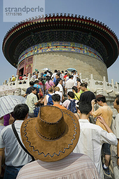Touristen stehen Schlange  um das kaiserliche Himmelsgewölbe zu besichtigen  das Teil des Himmelstempelskomplexes in Peking ist.