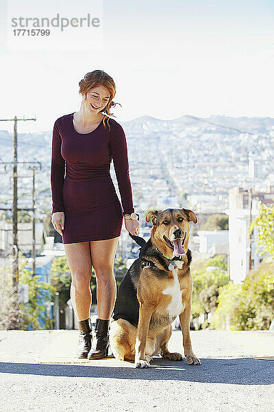 Ein rothaariges Mädchen geht mit ihrem Hund spazieren; San Francisco  Kalifornien  USA