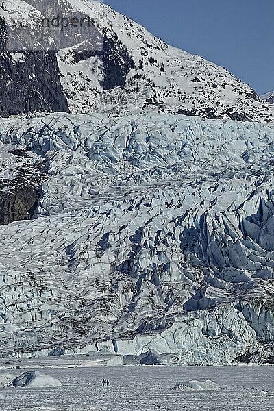 Menschen auf dem Weg zum Fuß des Mendenhall-Gletschers  Juneau  Alaska.