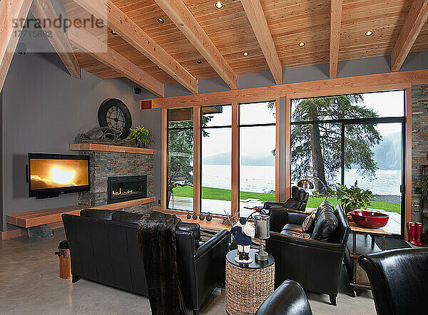 Dieses am Meer gelegene Haus bietet Ausblicke auf das offene Wasser; Port Renfrew  Vancouver Island  British Columbia  Kanada