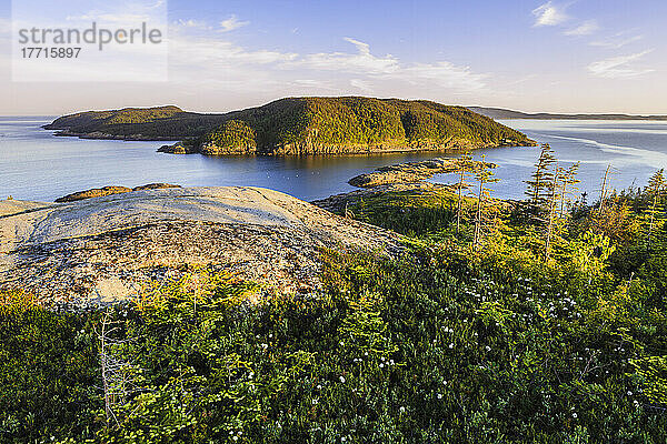 Pointe Sud bei Sonnenuntergang; Insel Grande Basque  Cote-Nord  Quebec  Kanada