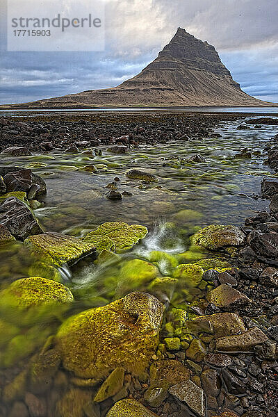 Der Berg Kirkjufell erhebt sich über dem Meer in der Nähe der Stadt Grundarfjorour  Halbinsel Snaefellsnes; Island