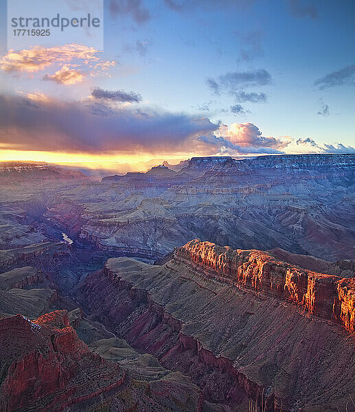 Schroffe Schönheit des South Rim des Grand Canyon bei Sonnenuntergang; Arizona  Vereinigte Staaten von Amerika