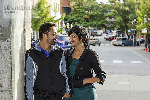Ein junges indischstämmiges Paar  das sich romantisch ansieht; Victoria  Vancouver Island  British Columbia