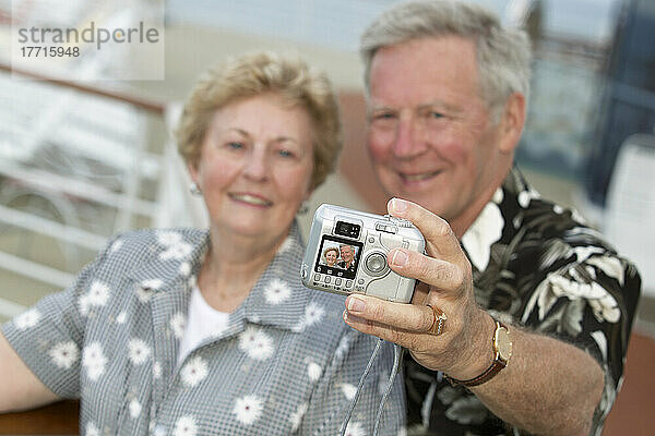 Älteres Paar nimmt Selbstporträt neben Deck Geländer auf Kreuzfahrtschiff