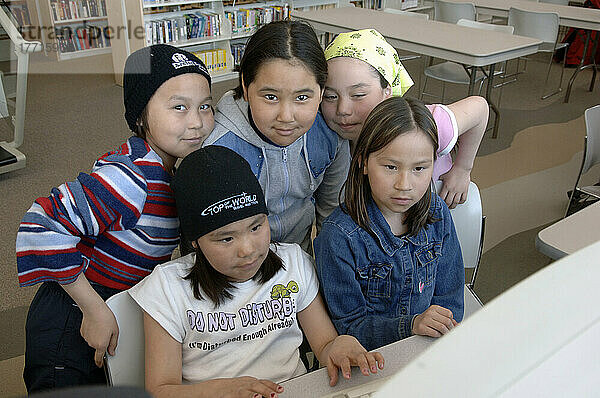 Mädchen arbeiten an Computern in der Bibliothek  Cambridge Bay  Nunavut