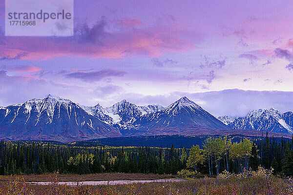 Auswahl des Künstlers: Auriol-Gebirge und Himmel in der Abenddämmerung  Kluane National Park  Yukon