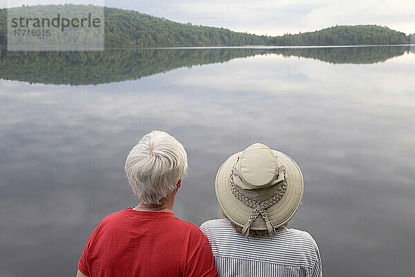 Älteres Paar mit Blick über einen See  Algonquin Park  Ontario