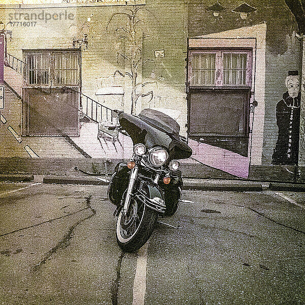In einer Parkbucht geparktes Motorrad neben einer Hauswand mit Straßenkunst; Winnipeg  Manitoba  Kanada