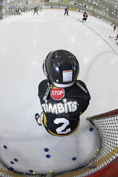 Junge Jungen beim Hockeytraining.