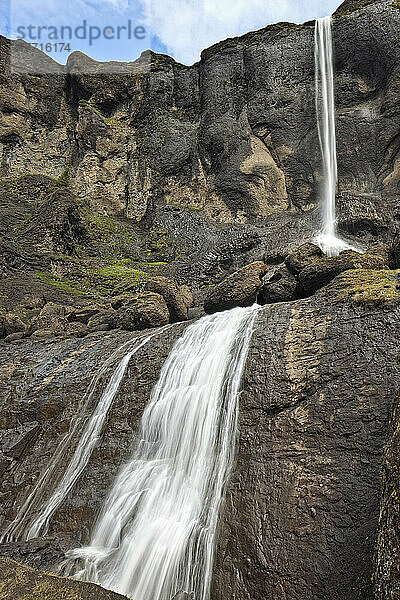 Großer unbenannter Wasserfall entlang der Südküste von Island; Island