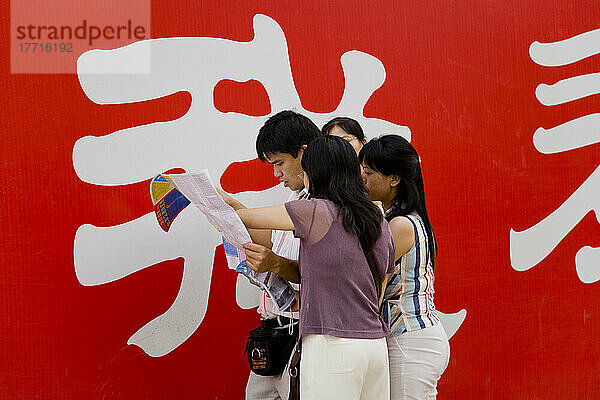 Chinesischer Tourist liest eine Karte von Peking  China