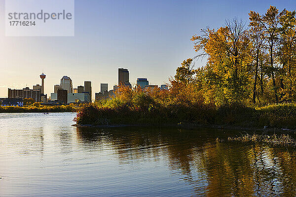 Auswahl des Künstlers: Bow River und Skyline mit Herbstfarben  Calgary  Alberta