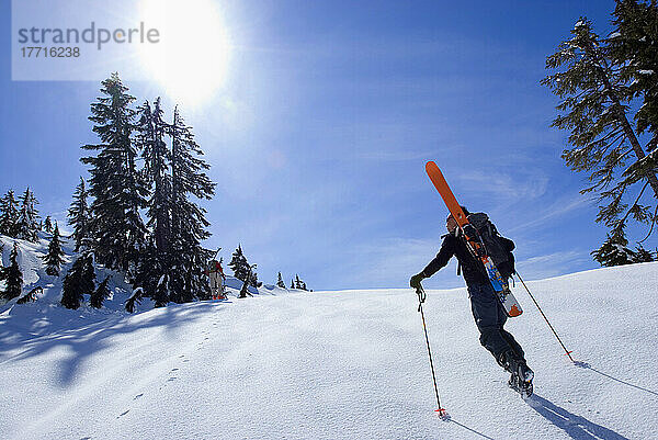 Skifahrer Boot Packs Up To Mount Seymour  Mount Seymour Provincial Park  Vancouver  British Columbia