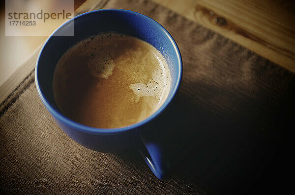 Espresso mit Sahne in blauer Porzellantasse