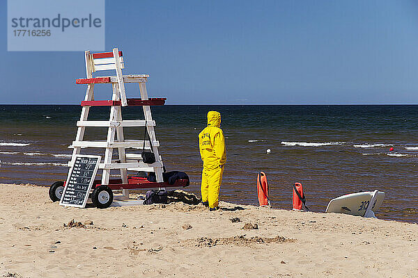 Rettungsschwimmer in Gelb von Kopf bis Fuß gekleidet; North Rustico  Prince Edward Island  Kanada
