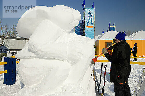 Mann schnitzt Schneeskulptur  Festival Des Neiges  Montreal  Quebec