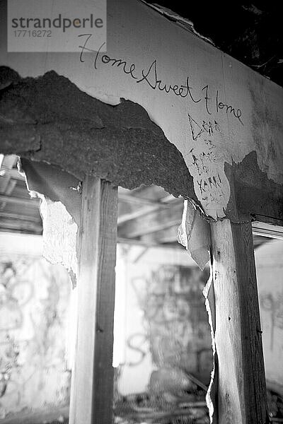 Home Sweet Home auf die Wand eines verlassenen Bauernhauses östlich von Iron Bridge  Ontario  gekritzelt