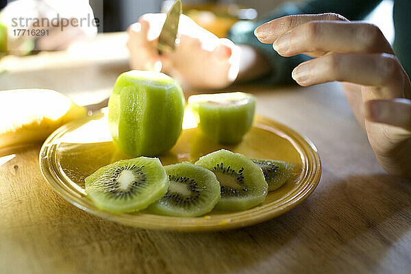 Geschälte Kiwi schneiden