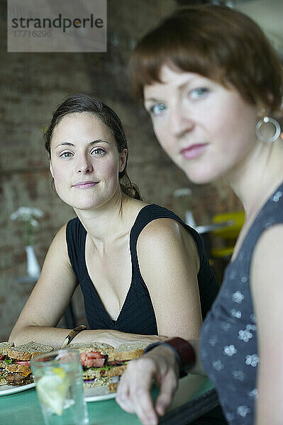 Frauen essen Sandwiches im Restaurant