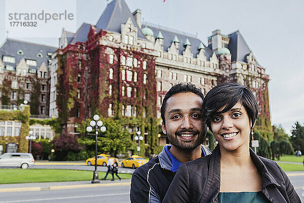 Ein junges indisch-ethnisches Paar posiert vor dem Fairmont Empress Hotel; Victoria  Vancouver Island  British Columbia