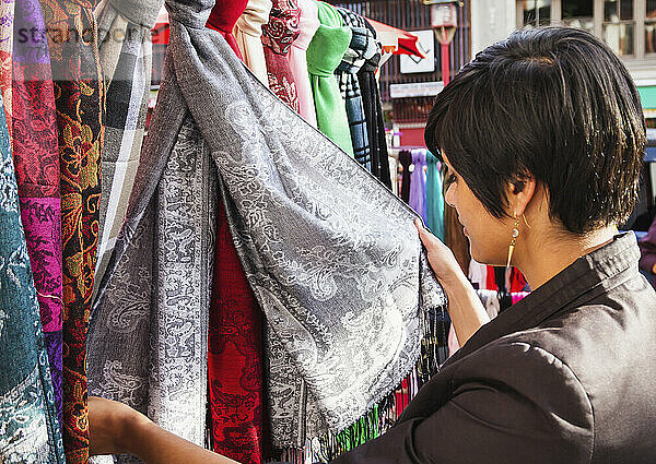 Weibliche Touristen kaufen Souvenirs und handgefertigte Waren auf einem Handwerksmarkt in Chinatown ein; Victoria  Vancouver Island  British Columbia