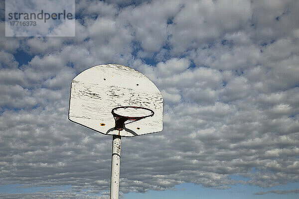 Basketballkorb im Schulhof  Ontario