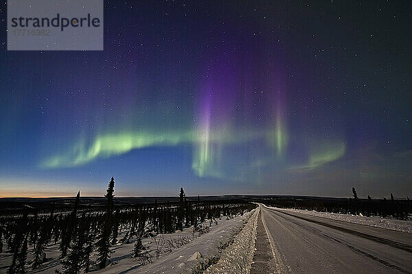Aurora Borealis oder Nordlichter über den Eagle Plains  Dempster Highway  Yukon.